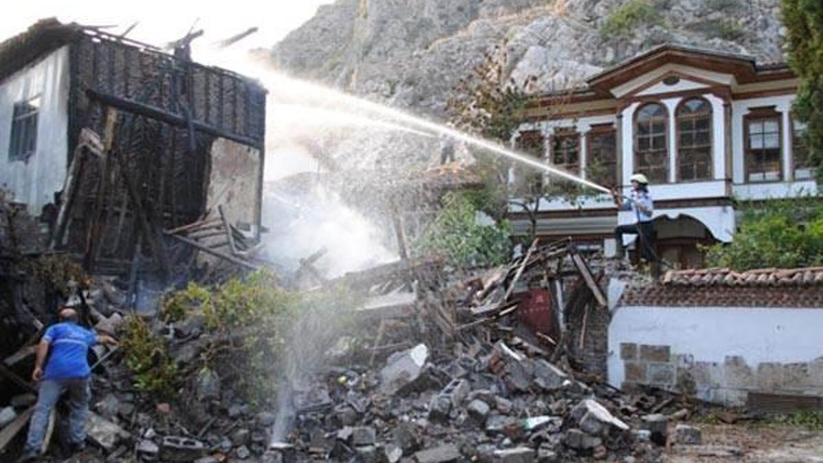 Amasya´da tarihi ahşap 2 ev kül oldu