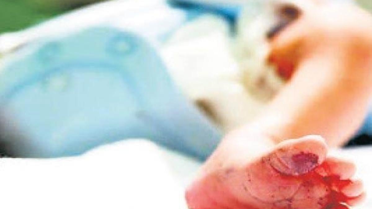 Doktorları şaşırtan bebek ameliyatla kurtuldu!