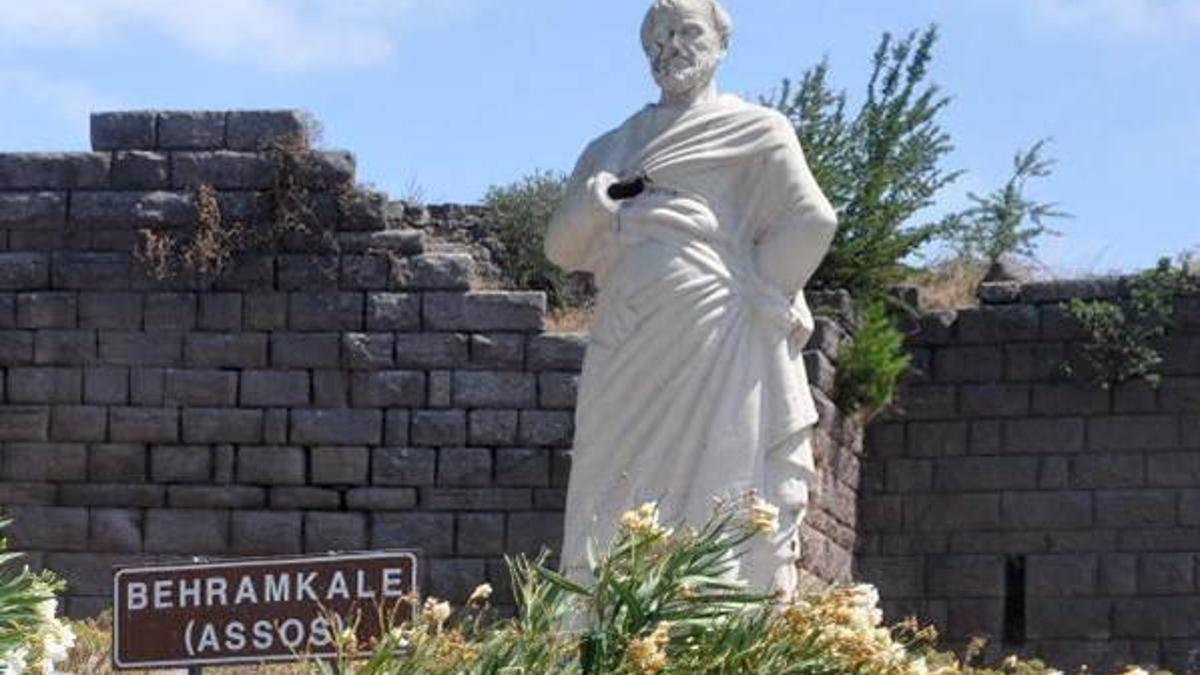 2 bin 400 yıllık Aristo heykeline saldırı