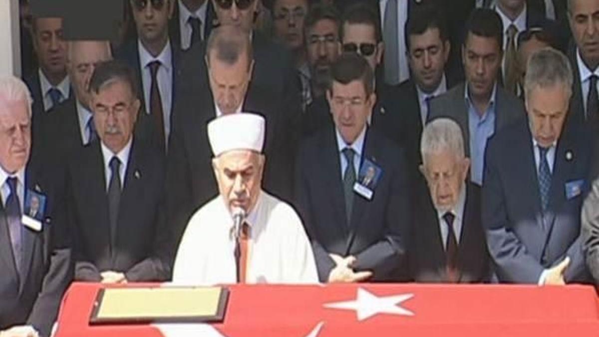 Devletin zirvesi eski vekilin cenazesinde buluştu