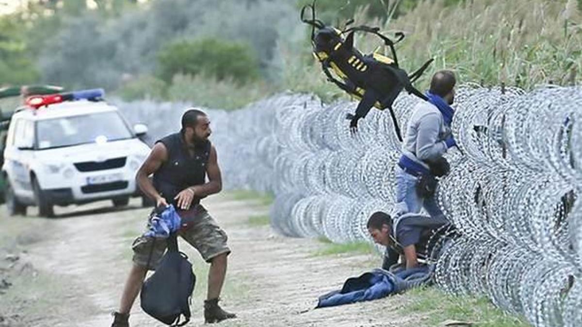 Sığınmacılar karşı sınıra dikenli tel önlemi
