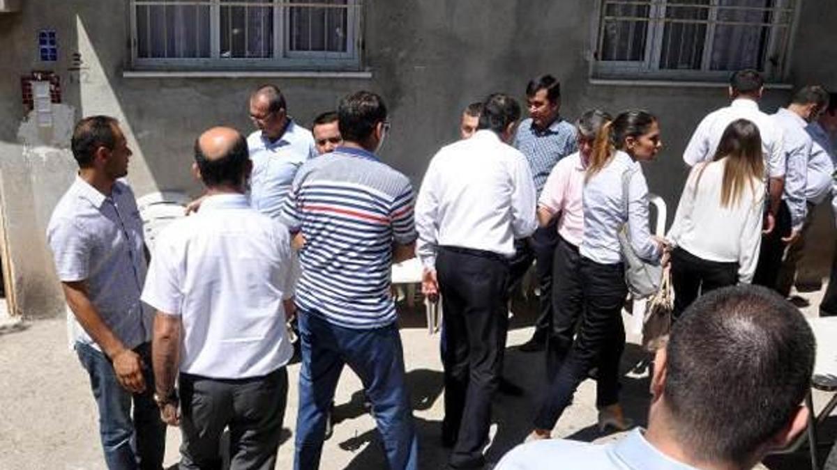 CHP'i heyet Şehit yüzbaşının evine gitti