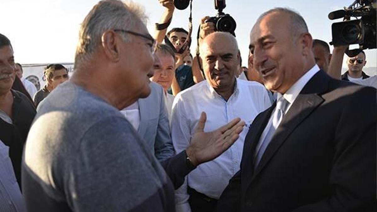 Bakan Çavuşoğlu ve Baykal arasında esprili diyalog