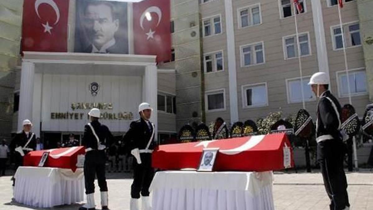 Emniyet müdürü şehit cenazesinde isyan etti