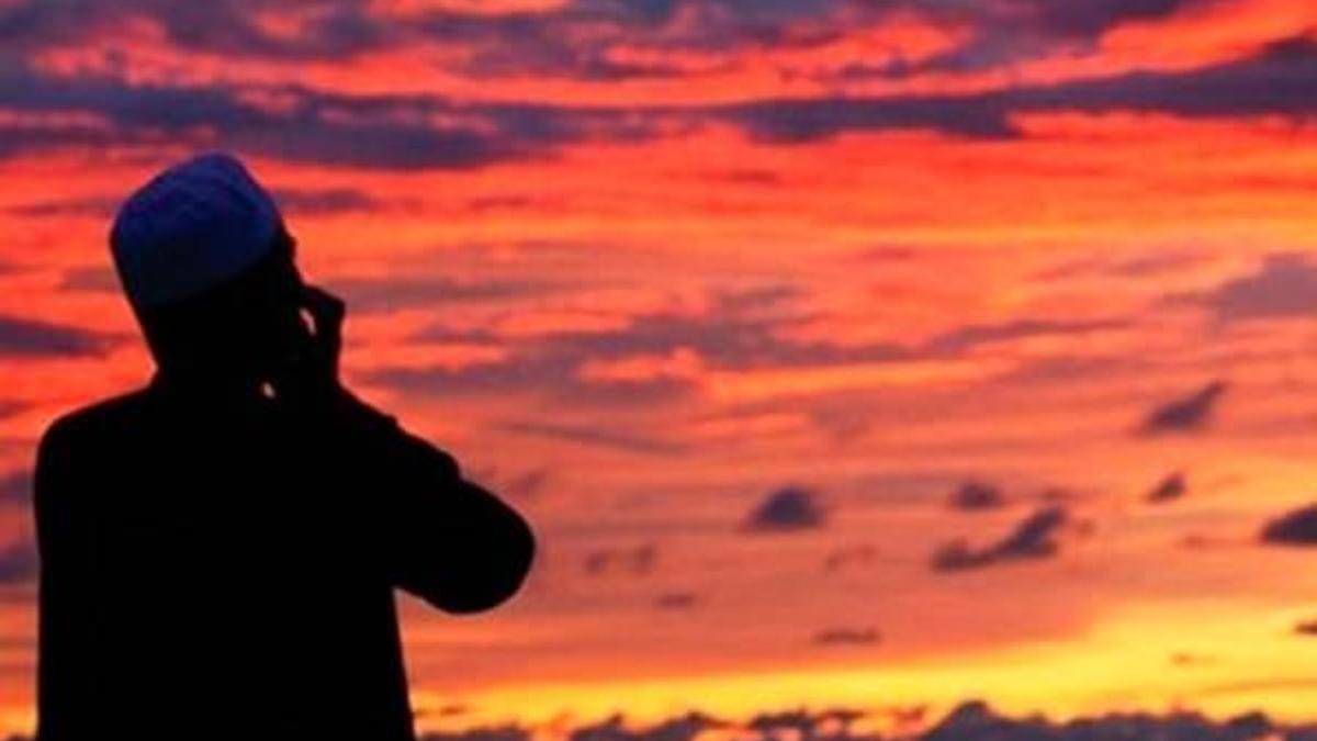 Müezzin sabah ezanını 'Namaz Facebook'tan hayırlıdır' diye okudu!