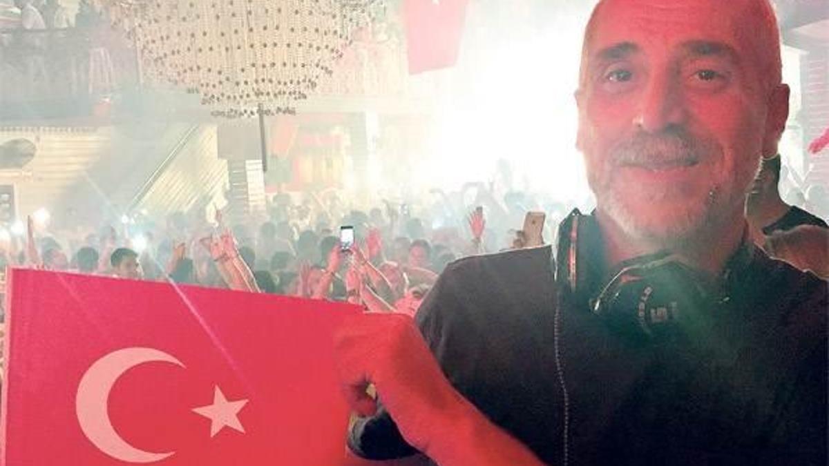 10. Yıl Marşı ile açılış