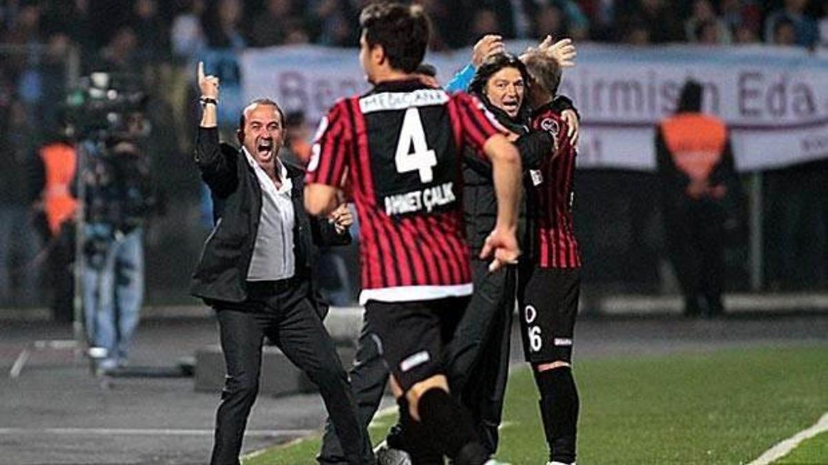 Mehmet Özdilek yeniden Gençler'de