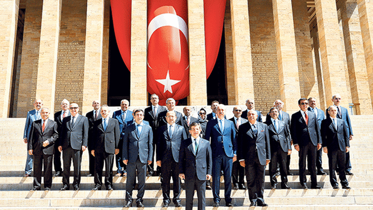 Geçici hükümet mesaiye başladı