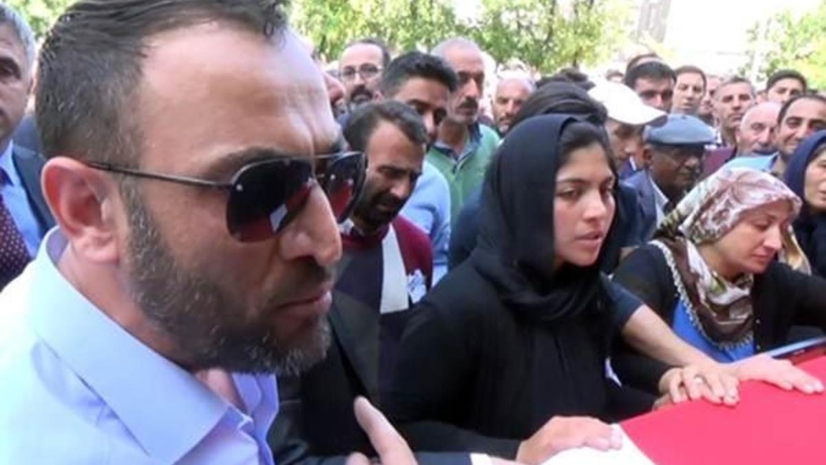 Bir hafta önce ölen annesinin yanına defnedildi