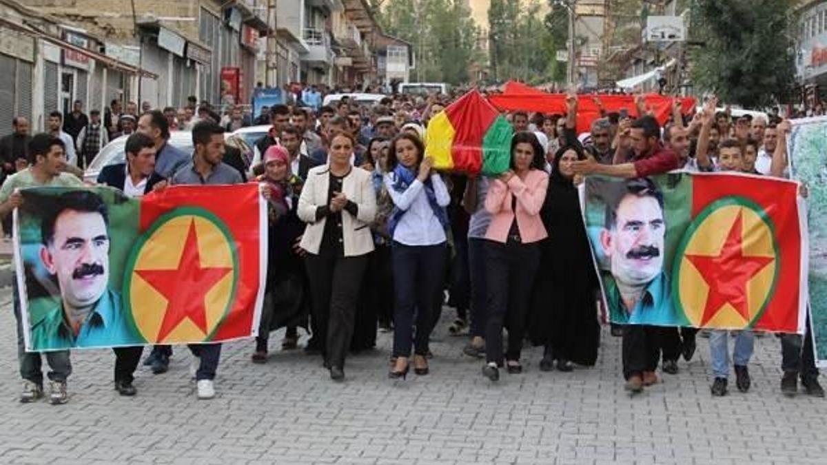 Kadın teröristin cenazesini HDP'li vekil omuzladı