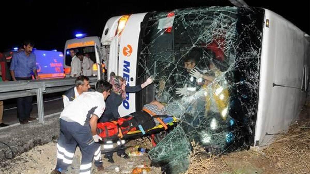 Erzurum'da yolcu otobüsü devrildi: 22 yaralı