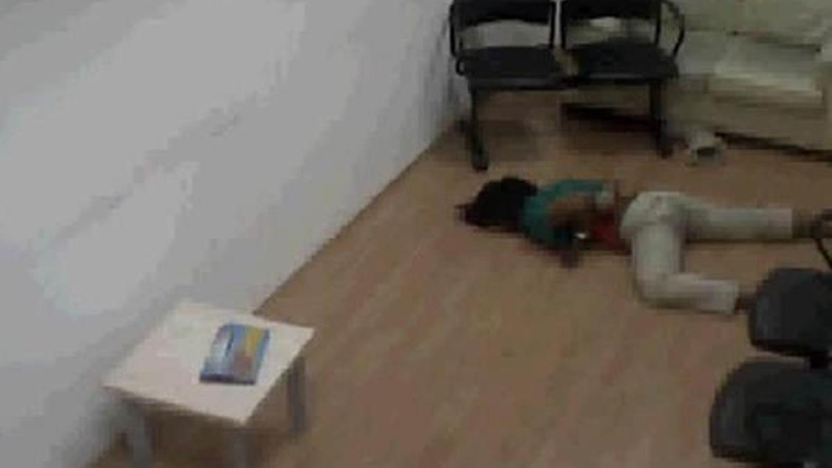 Yere yatırdılar,sırtına bastırdılar ve  ölümüne neden oldular
