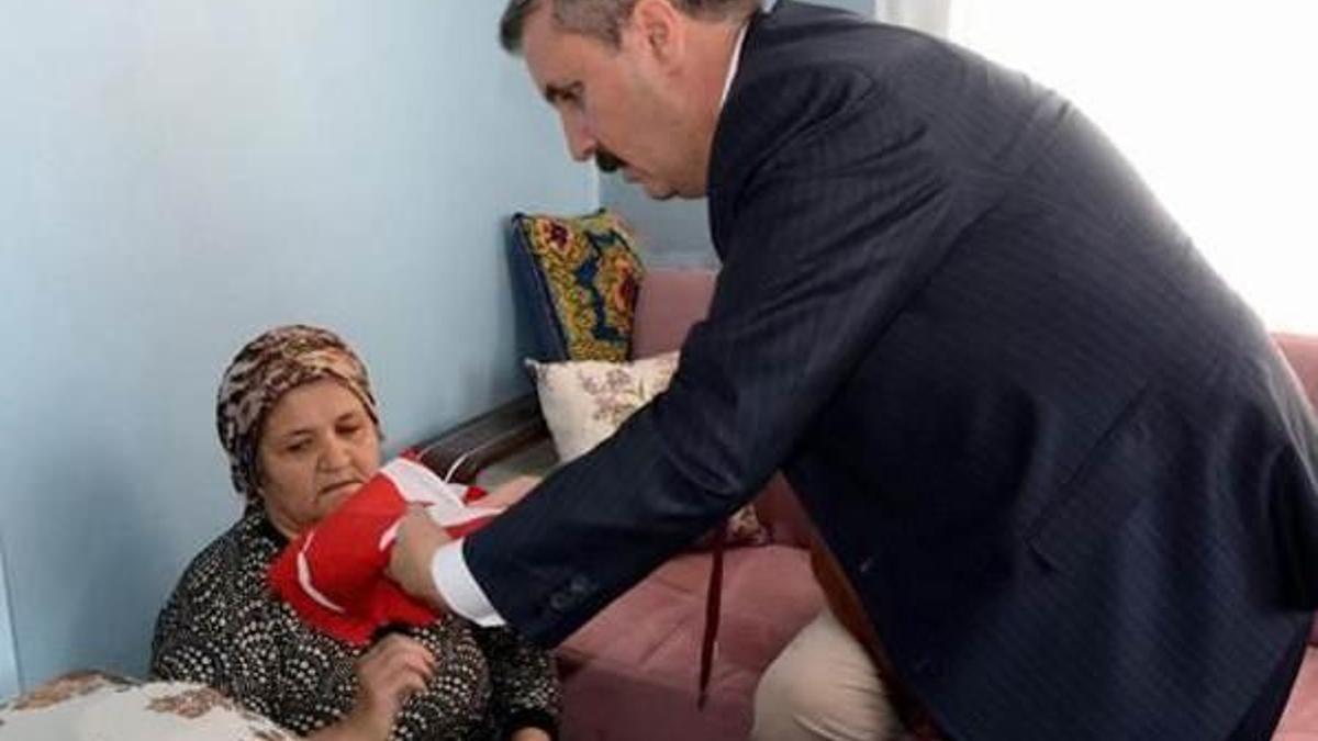 Şehit annesinden bayrak sitemi