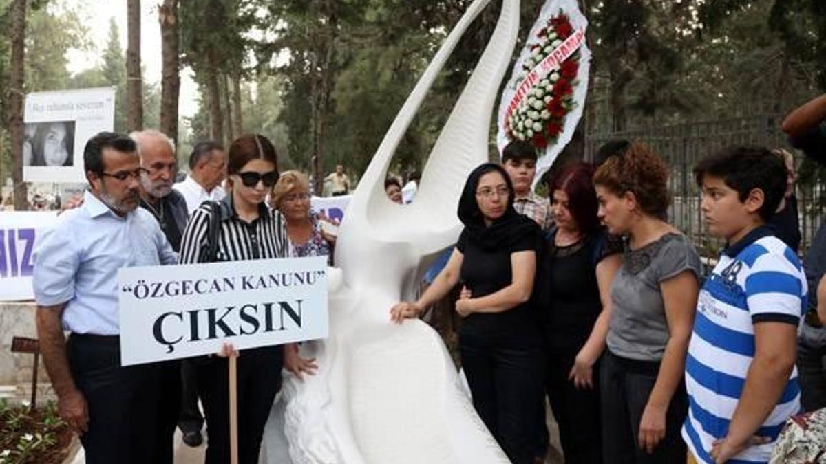 Özgecan Aslan’ın mezarına anıt heykel dikildi