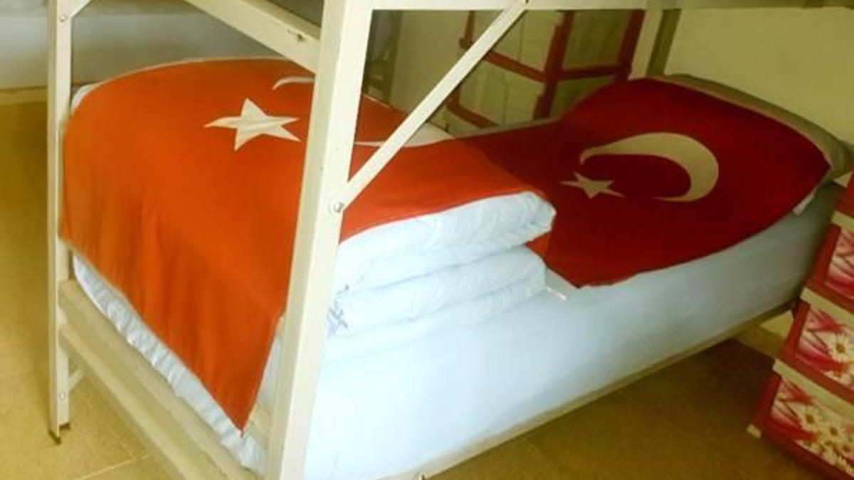 Dağlıca şehitlerinin yataklarına Türk bayrağı