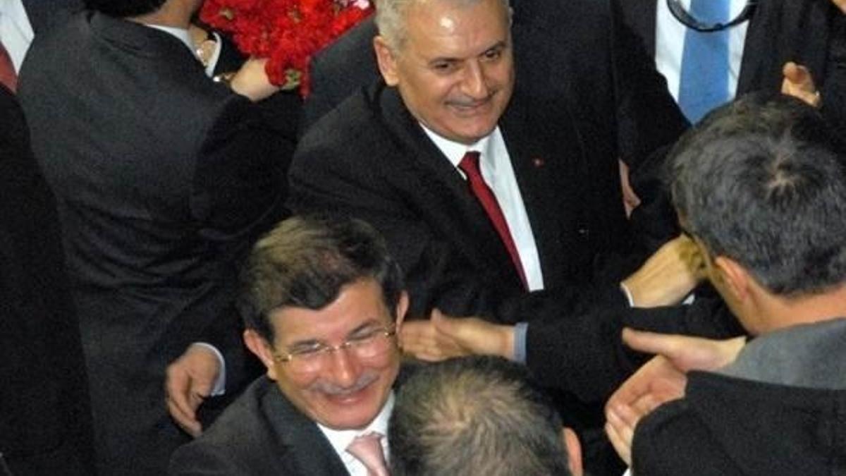 AK Parti'de hareketli gün! Davutoğlu'na karşı aday çıkacak mı?