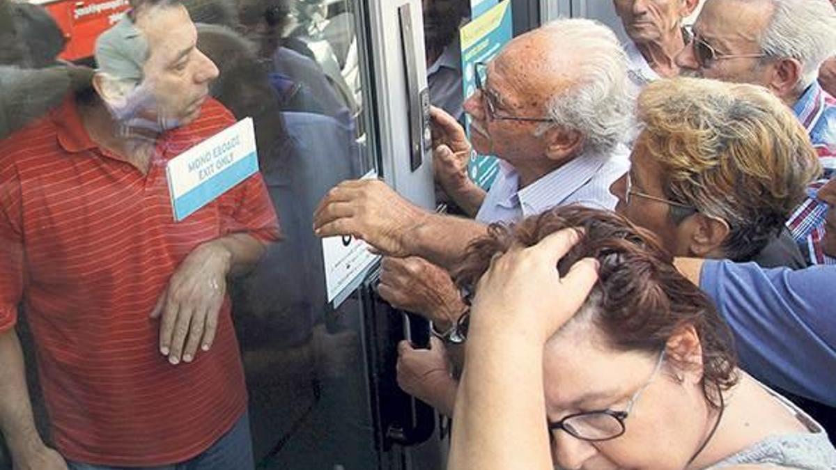 Bir milyon Yunan ülkeyi terk edecek