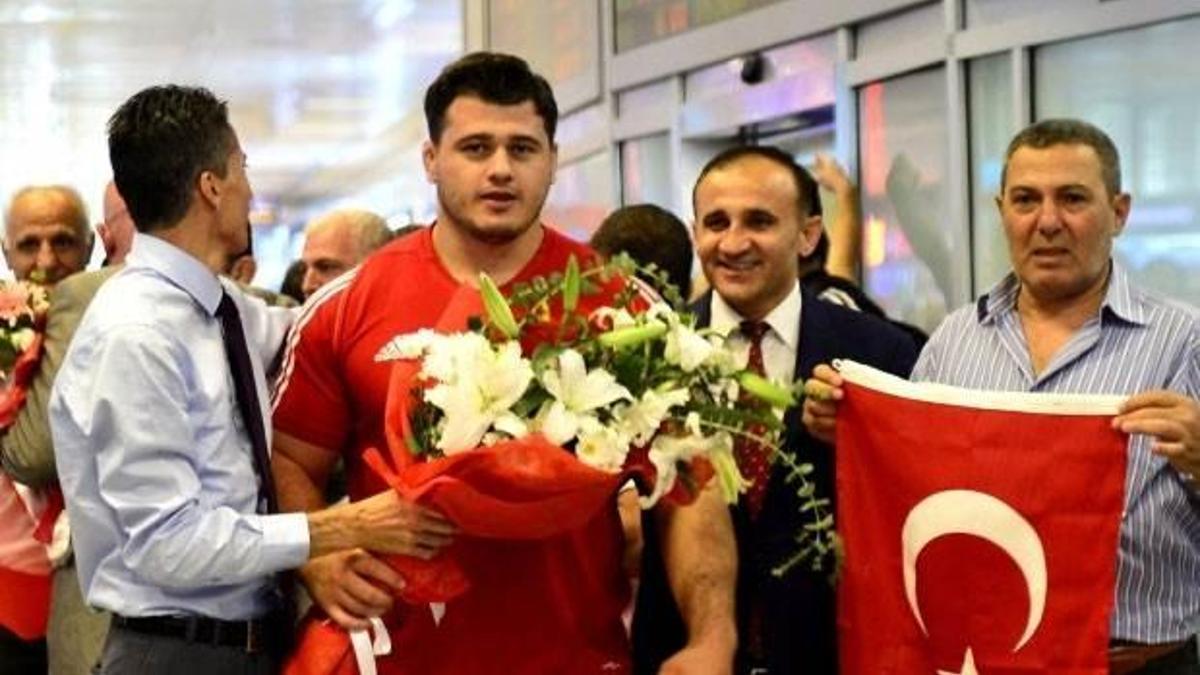 Şampiyonlar yurda döndü