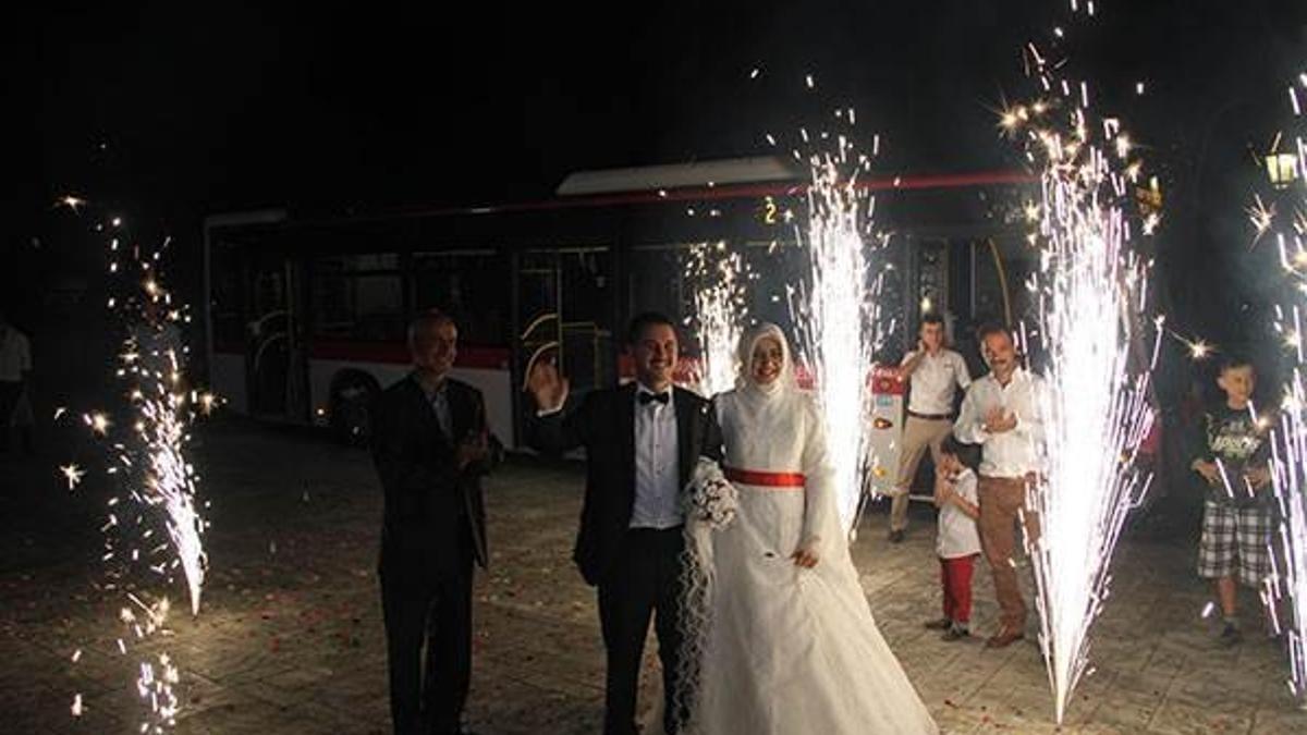 Tanıştıkları otobüsü gelin arabası yaptılar