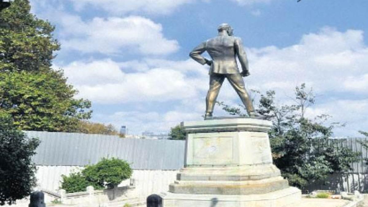 Türkiye’de yapılan ilk Atatürk heykeli, perdelerin arkasında
