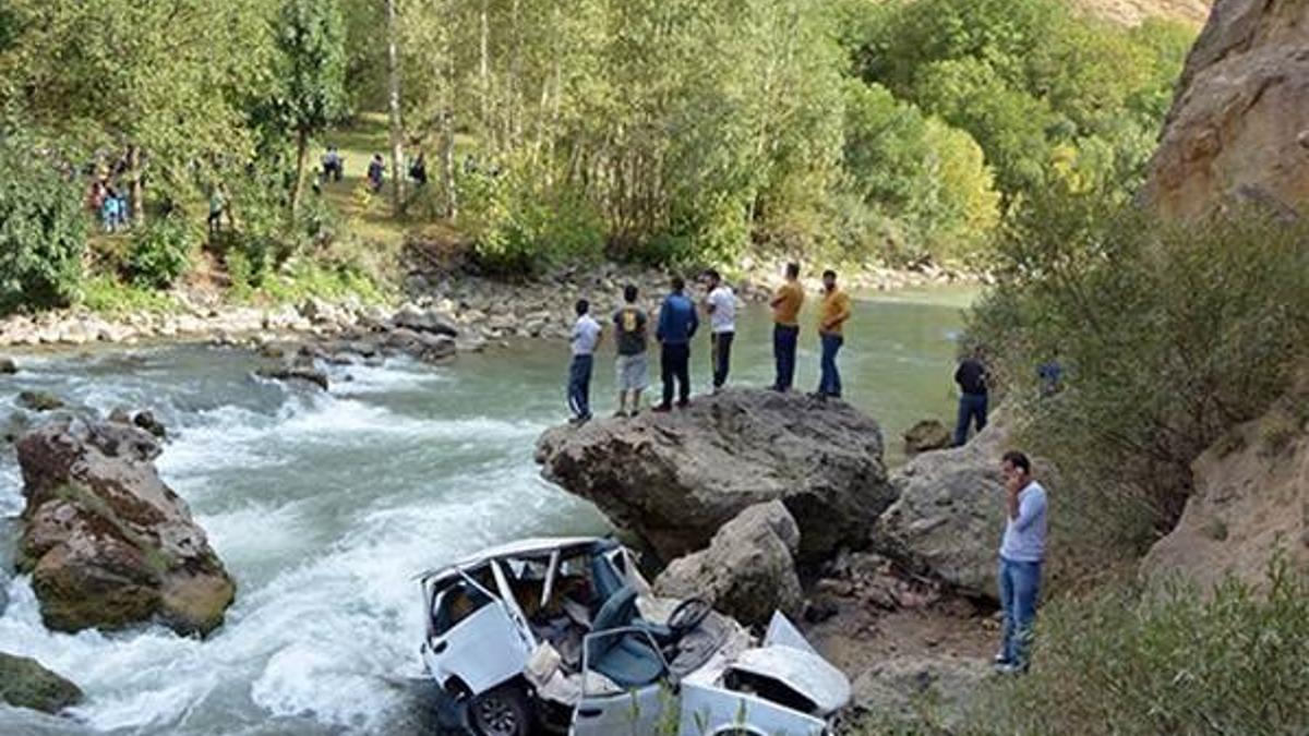 Otomobil Botan Çayı'na yuvarlandı: 4 ölü, 1 ağır yaralı