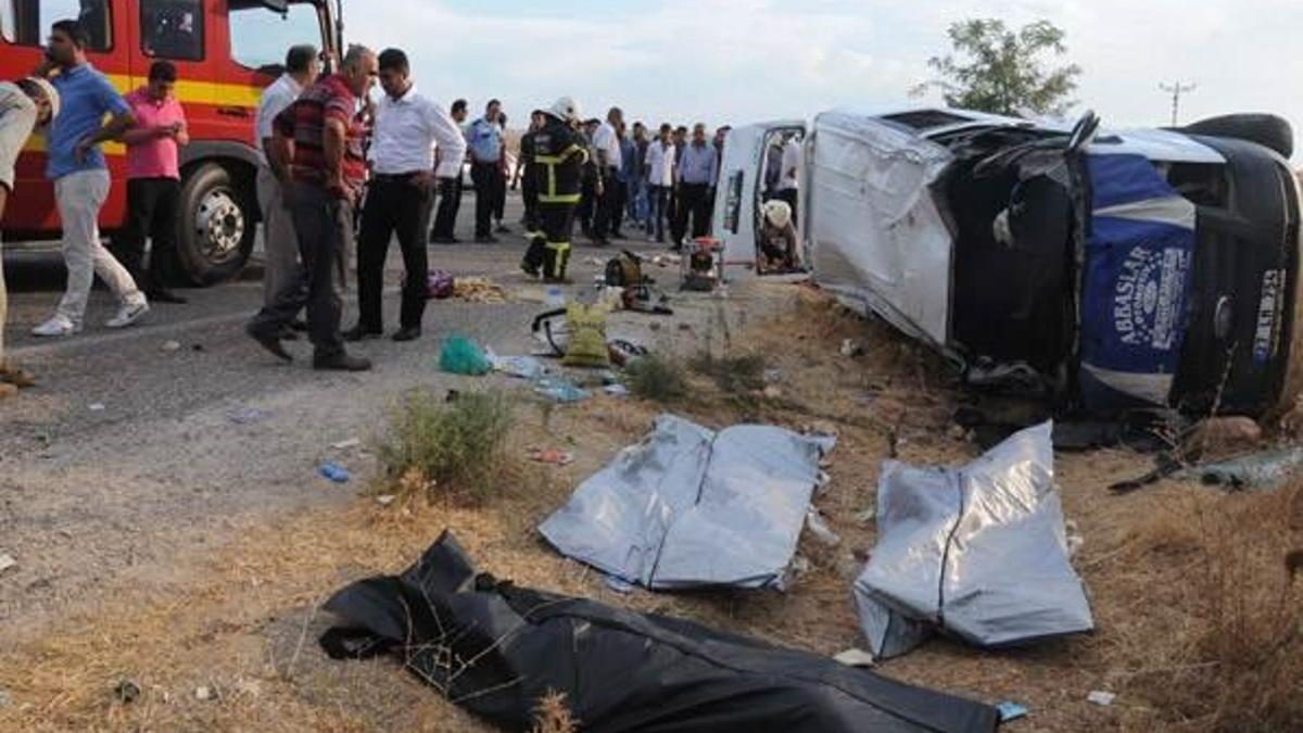 Minibüs şarampole devrildi: 5 ölü