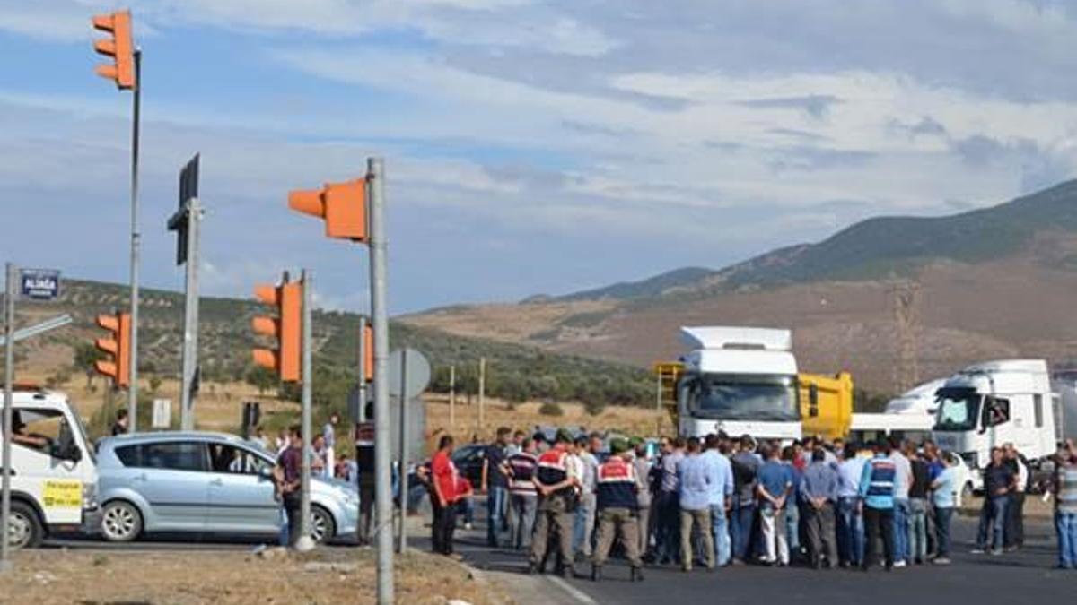 Maaşlarını alamayan işçiler yol kapattı