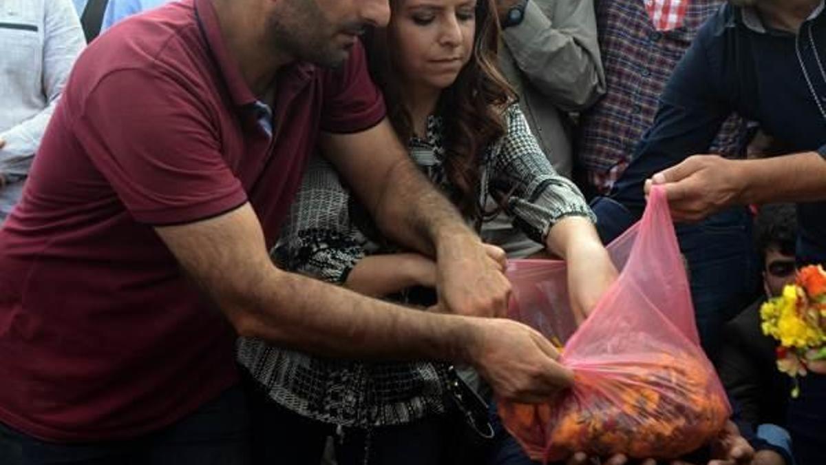 HDP’li vekil teröristin mezarına çiçek koydu