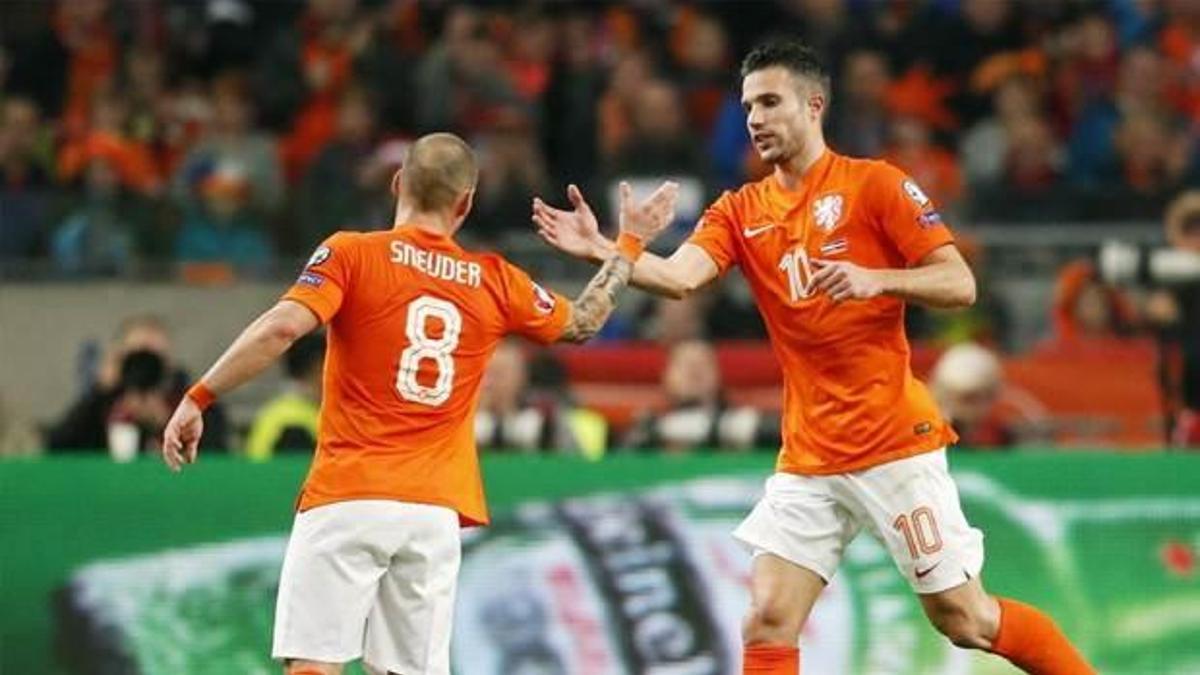 Persie ve Sneijder’e davet