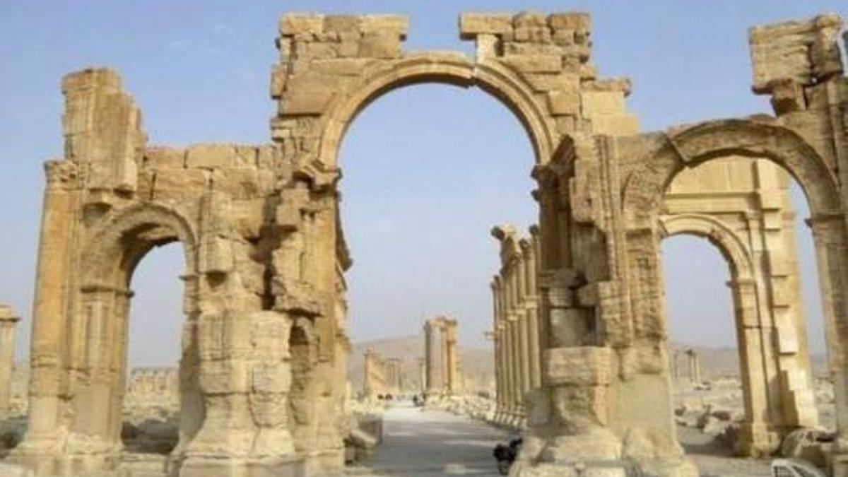 IŞİD Palmyra'daki tarihi kemeri havaya uçurdu
