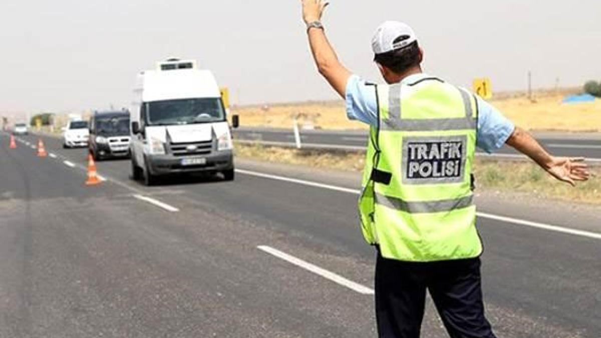 Kaçakçının kamyonetle çarptığı polis memuru şehit oldu