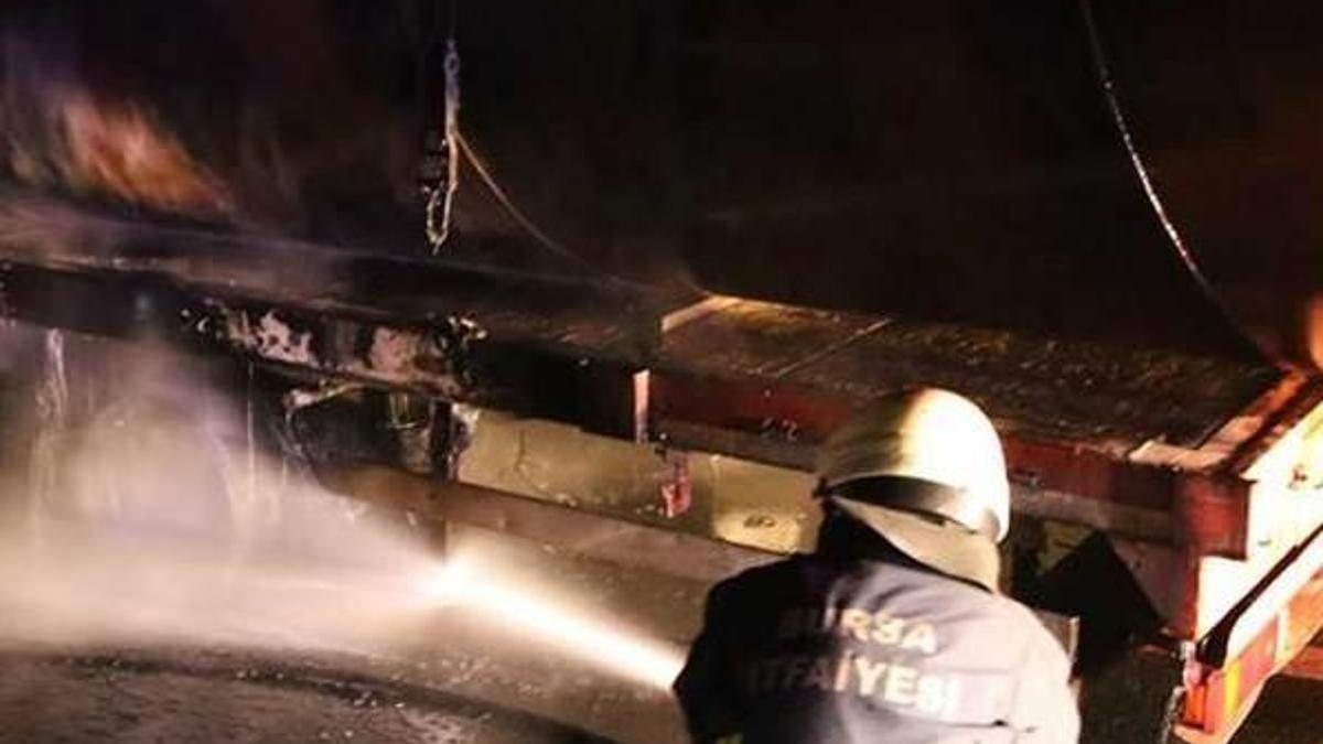 Demir boru yüklü TIR, lastiği patlayınca alev aldı