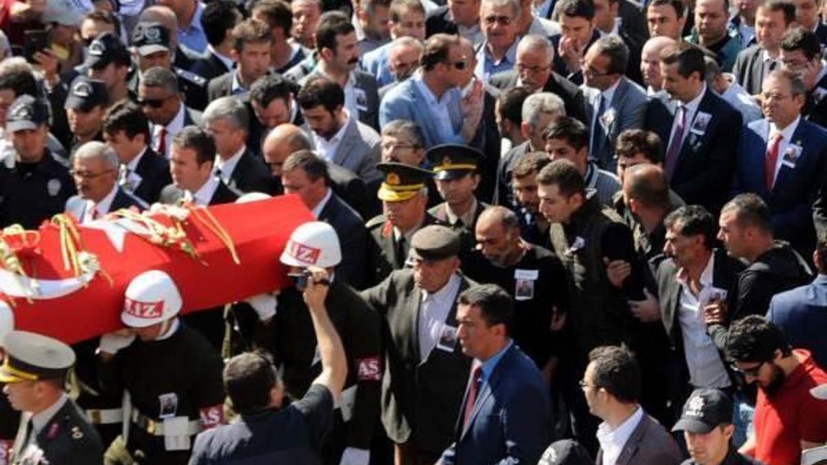 Şehidi 10 bin kişi uğurladı