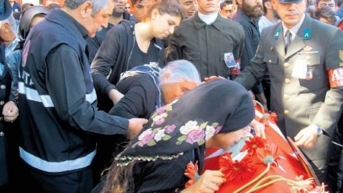 Şehidi 10 bin kişi uğurladı