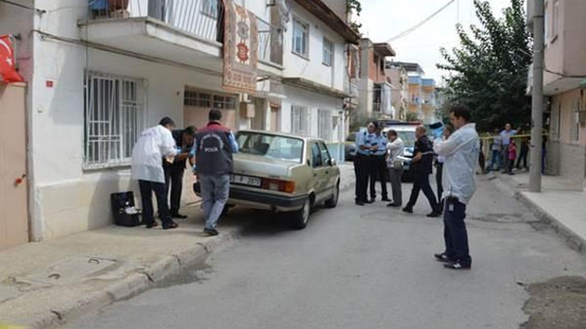 Eşini bıçaklayıp kaçtı