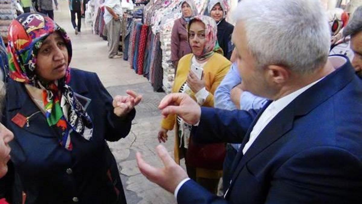 CHP’li Tuncay Özkan, kadın seçmeni Kelime-i Tevhid ile ikna etti
