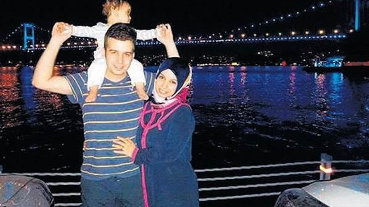 Eşinin ve çocuğunun yanında şehit ettiler