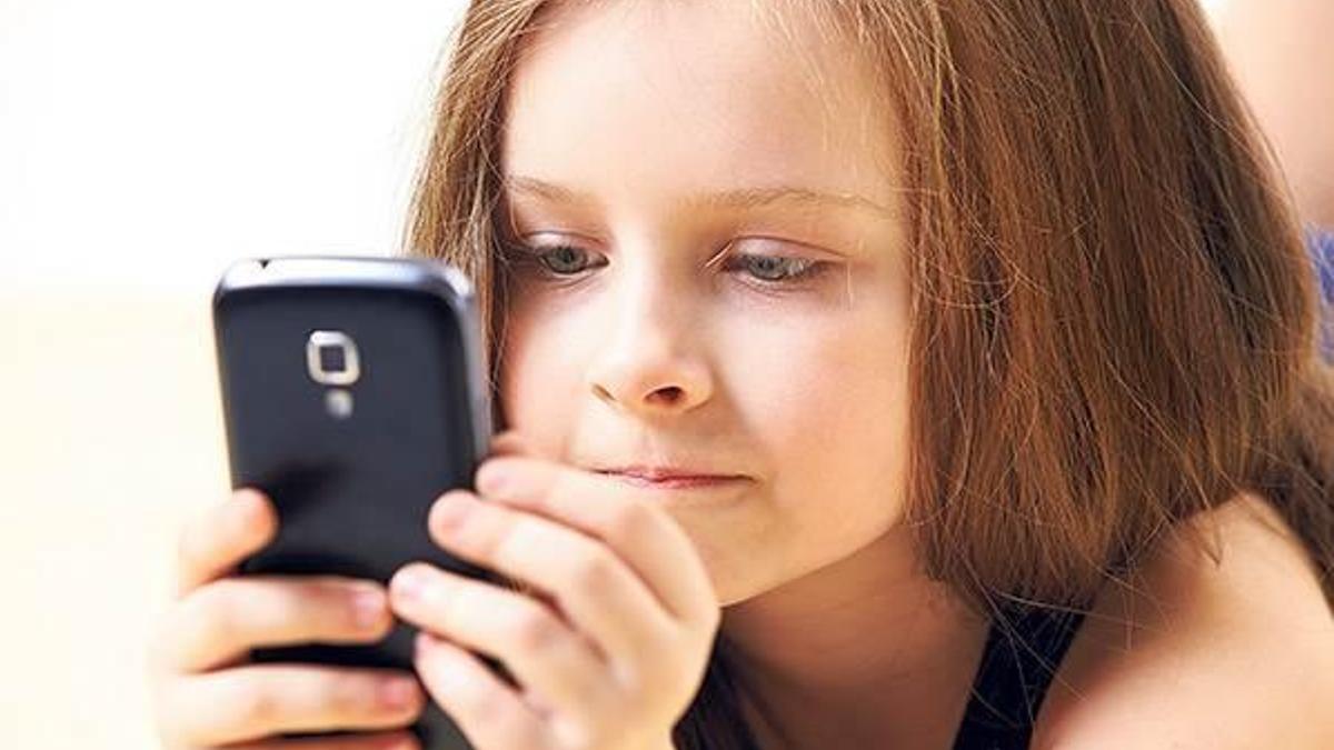Akıllı telefon kullanım yaşı sekizin altına düştü