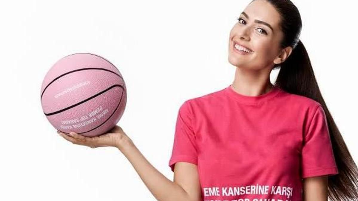 Bergüzar Korel’den meme kanserine “Pembe Top”lu destek