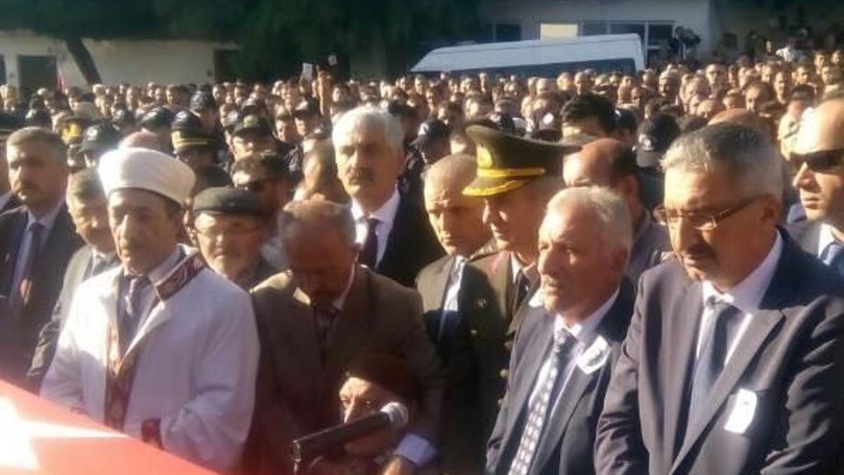 Şehidi 10 bin kişi uğurladı