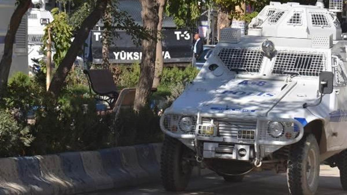 Yüksekova'da hendek kapatan polise PKK'lılar ateş açtı! 2 ölü
