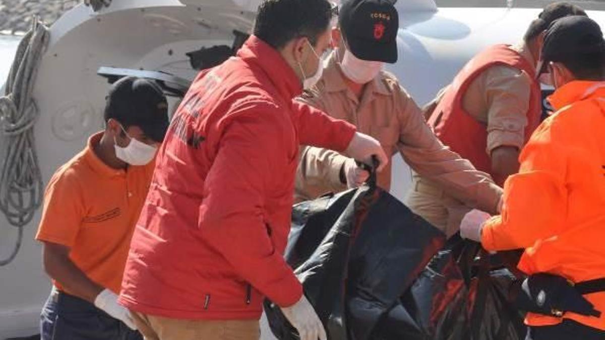 Çanakkale'de kaçak teknesi alabora oldu!
