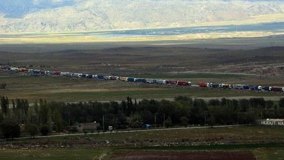 İran sınırında 16 kilometrelik tır kuyruğu
