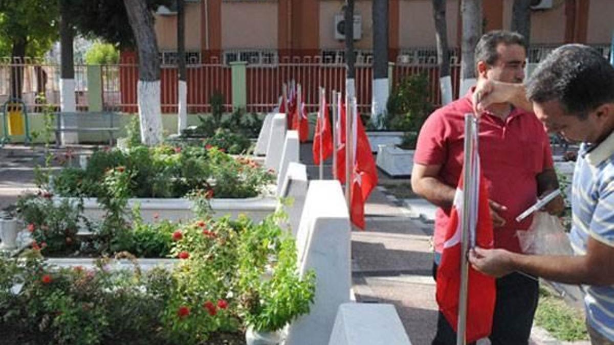 Şehit mezarlarındaki bayraklar çalındı