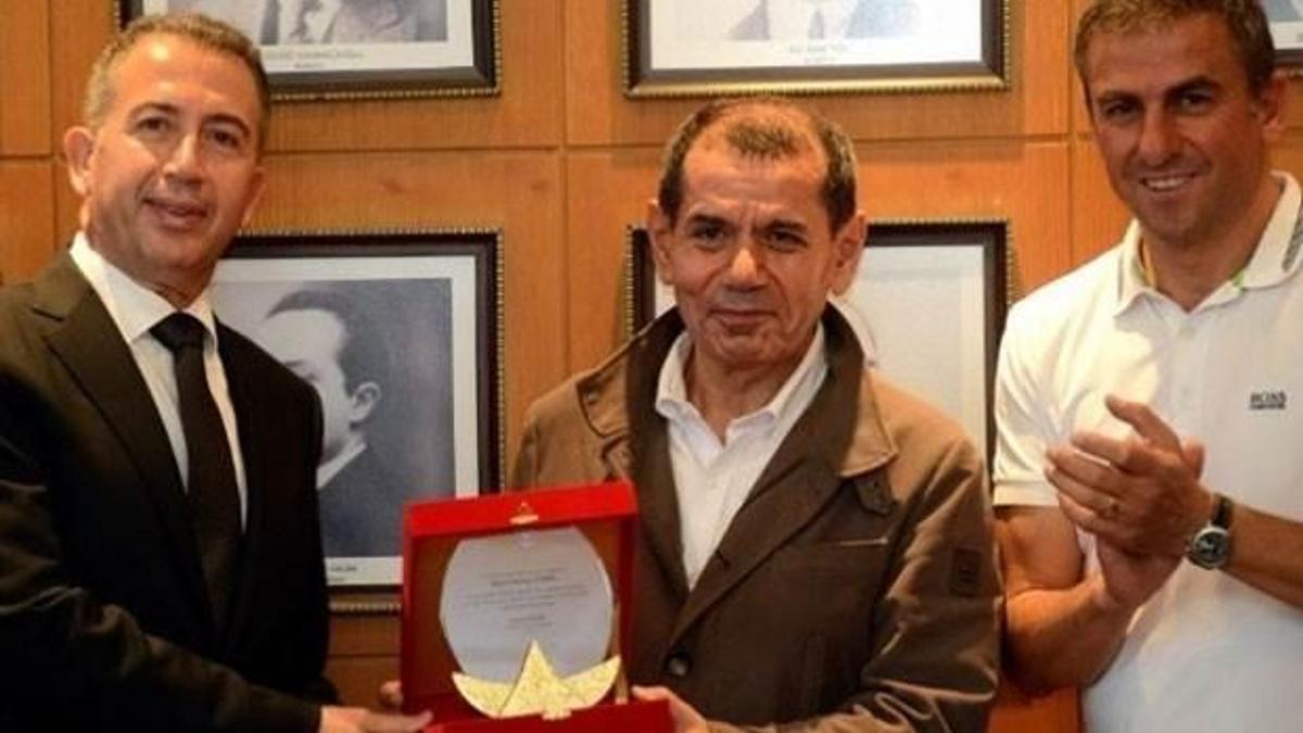 Özbek'ten GSYİAD üyelerine plaket