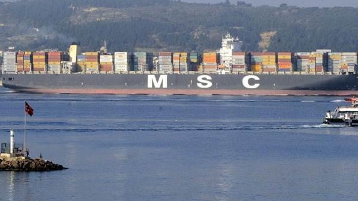 Dev konteyner gemisi Çanakkale Boğazı'ndan geçti