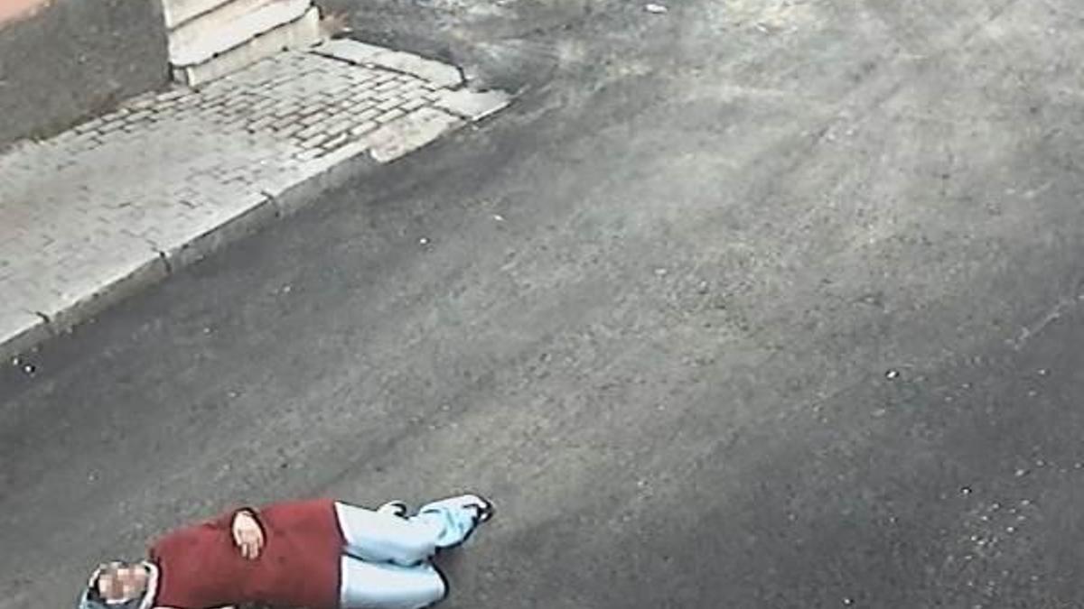 Tacize uğrayan genç kız yol ortasında bayıldı