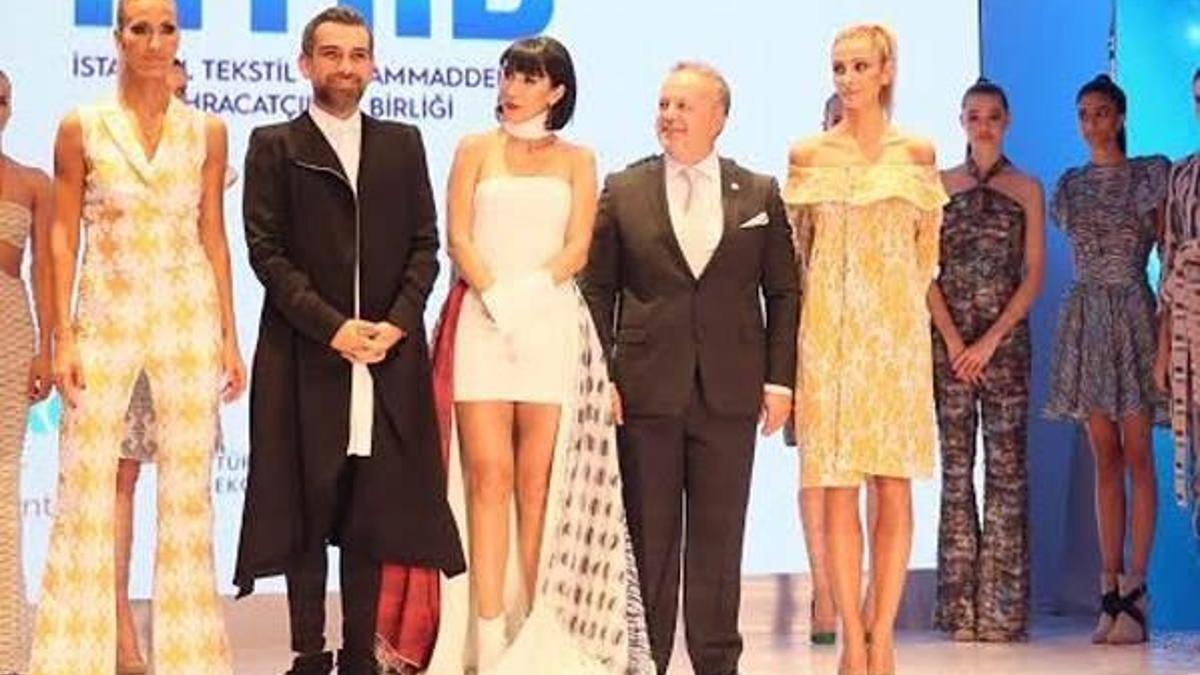 Hande Yener podyumda!