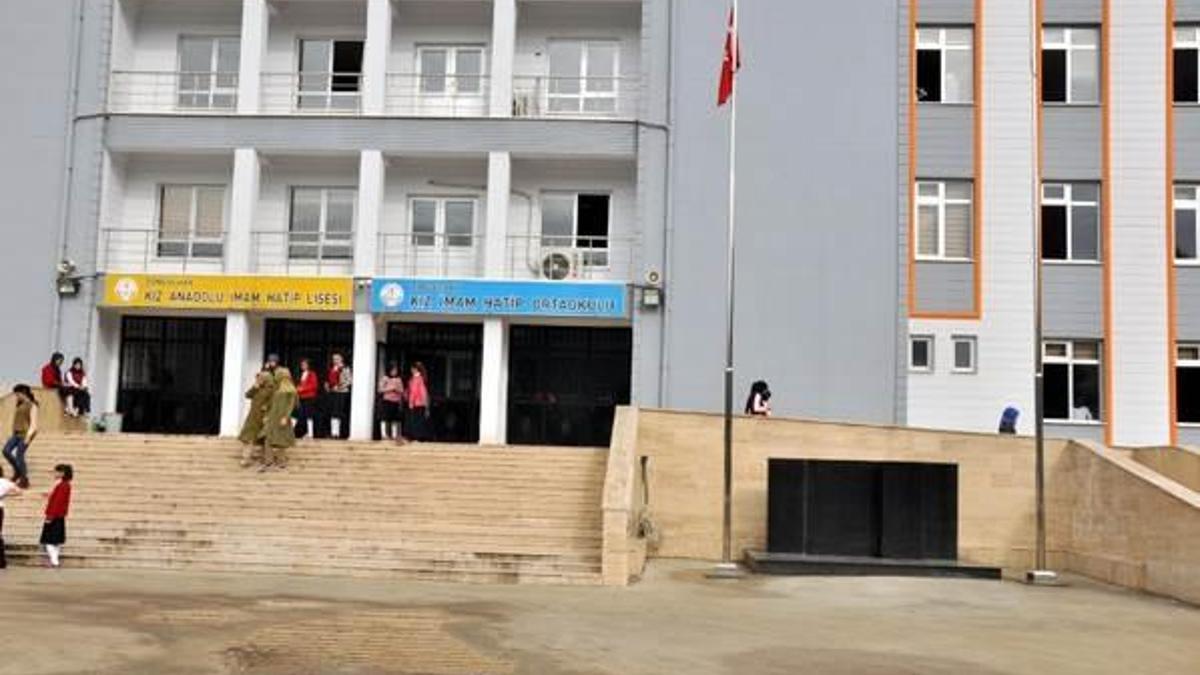 Kaide var ama Atatürk büstü yok