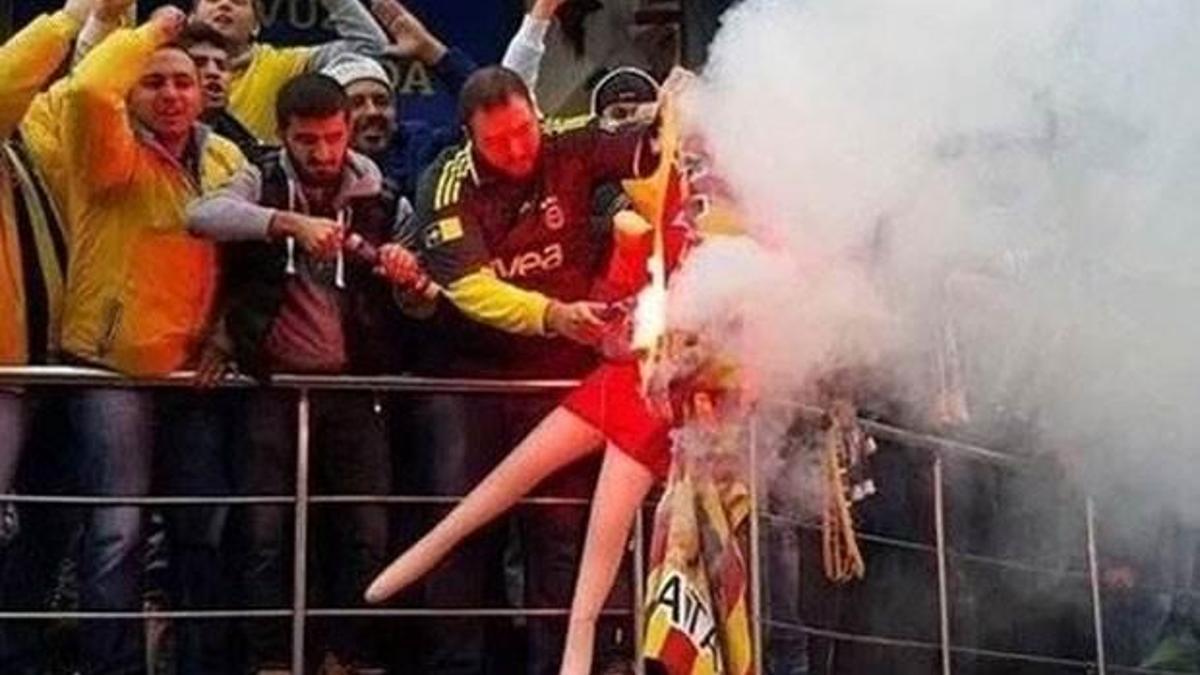 Şişme kadını yaktılar